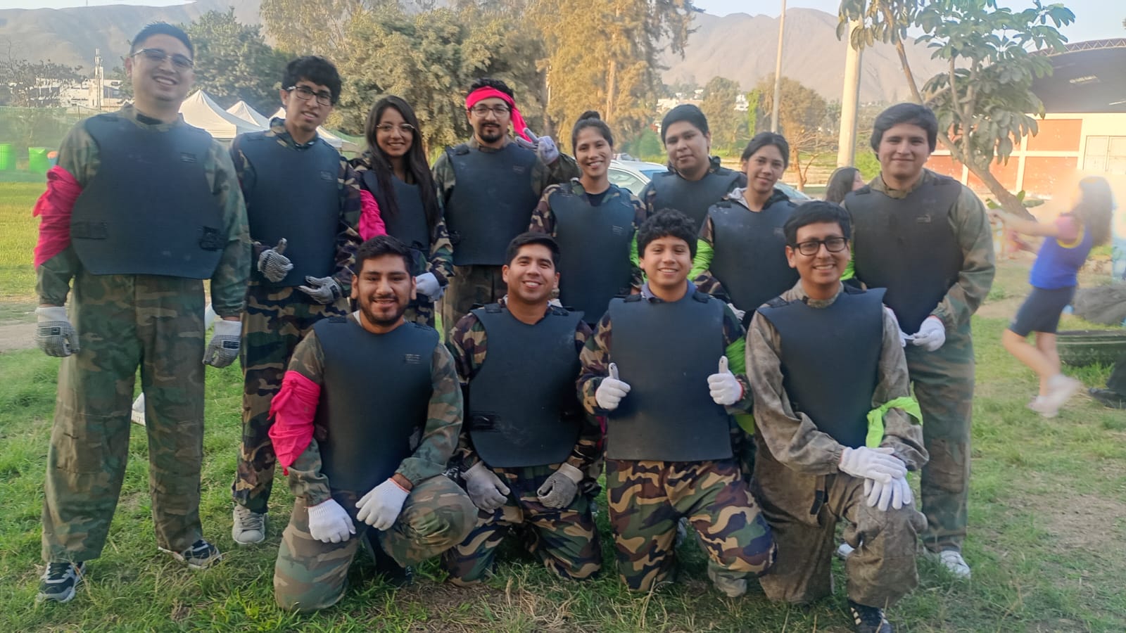 Grupo de amigos después de jugar Paintball en PERUPAINTBALL