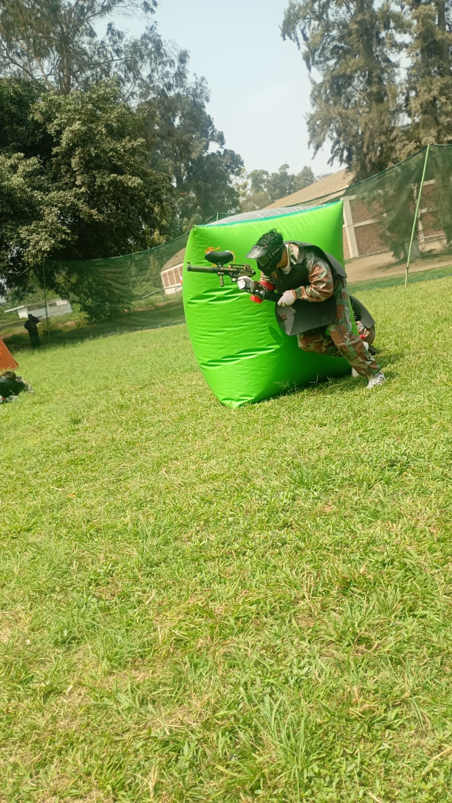 Jugador de PERUPAINTBALL avanzando entre obstáculos
